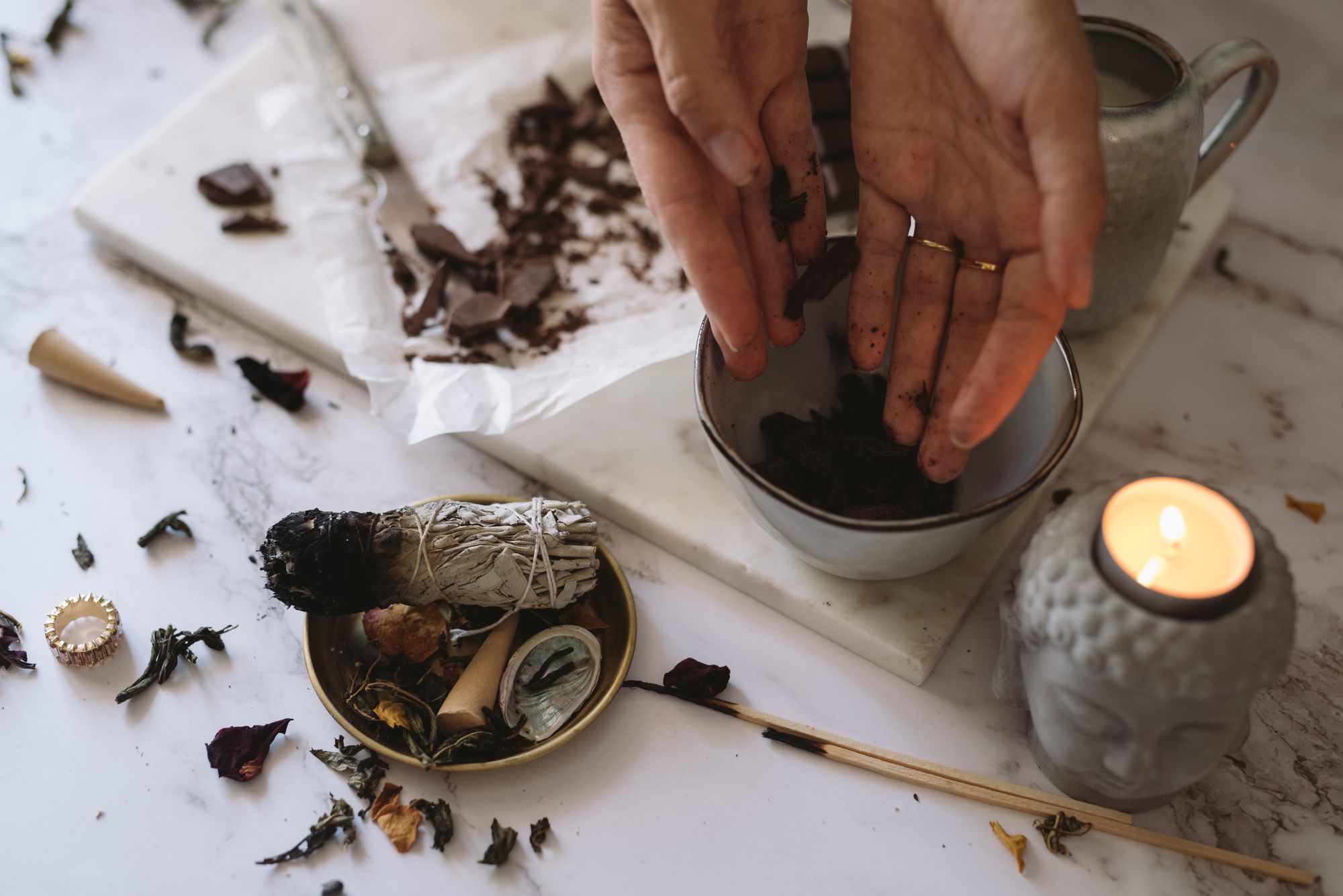 Hoe Voer Ik Een Cacao Ceremonie Thuis Uit